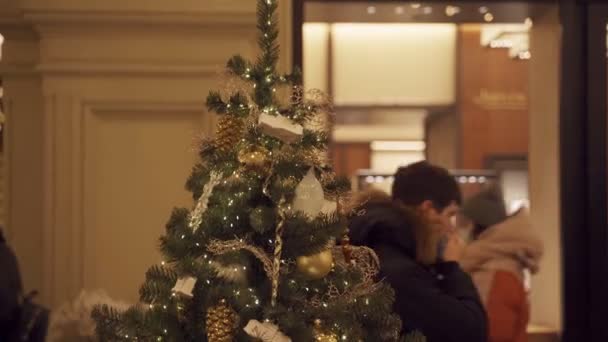 11.12.21. Moscou, Russie. Arbre de Noël dans le centre commercial GUM — Video