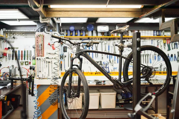 Bicicleta en rack en taller — Foto de Stock