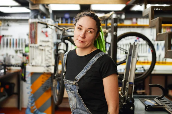 Bisiklet tamir dükkanında çalışan kadın — Stok fotoğraf