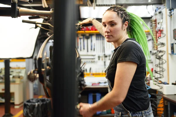 Riparazione biciclette donna in officina — Foto Stock