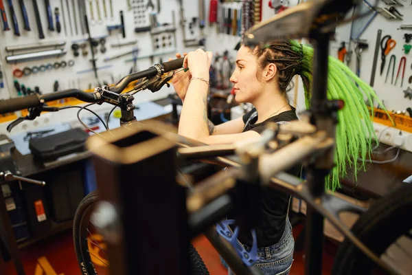 Technicien fixation guidon de vélo en atelier — Photo