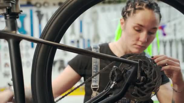 Técnico feminino roda de fixação de bicicleta — Vídeo de Stock