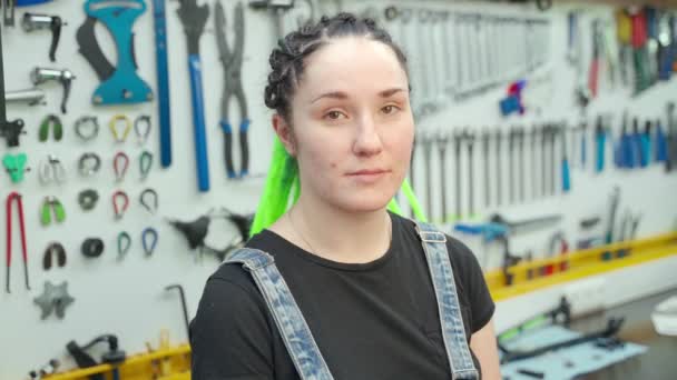 Mujer sonriendo en taller con herramientas — Vídeos de Stock