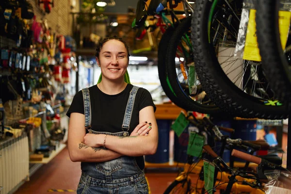 Bisiklet dükkanında gülümseyen pozitif satış elemanı — Stok fotoğraf