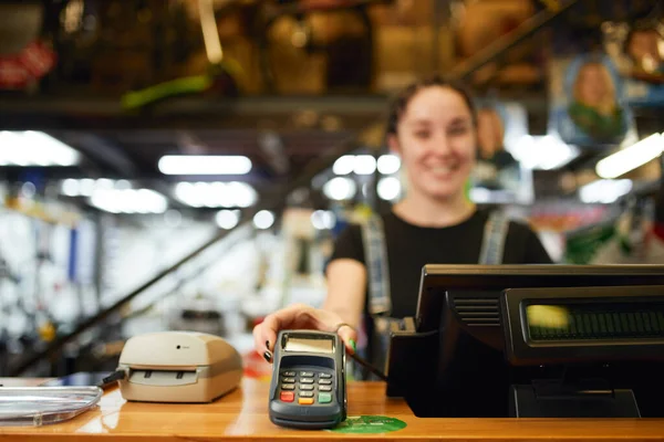 Pozytywna kobieta daje terminal płatniczy w sklepie — Zdjęcie stockowe
