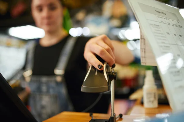 Escáner de vendedor femenino para el trabajo en el mostrador en tienda — Foto de Stock