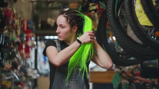 Mulher informal que trabalha na oficina de reparação de bicicletas — Vídeo de Stock
