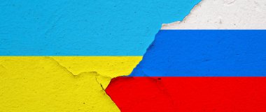 Beton doku arka planında Rus ve Ukrayna bayrakları