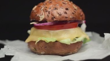 El yapımı hamburger buruşuk kağıtta döner.