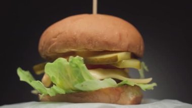 El yapımı ev yapımı hamburger, buruşuk kağıt üzerinde döner.