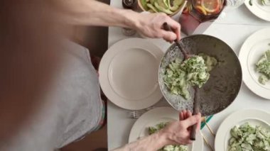 Masada lezzetli salata servisi yapan tanınmayan bir adam.