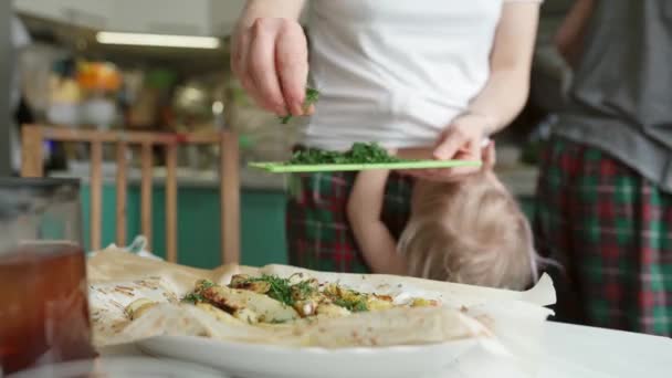 Criança bonito mãe perturbadora preparando prato apetitoso na cozinha — Vídeo de Stock