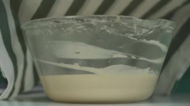 Kırbaç dişisi hamuru havluyla kaplıyor.