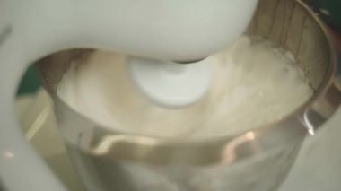 Mutfakta çırpılmış yumurta akı çırpıyorum.