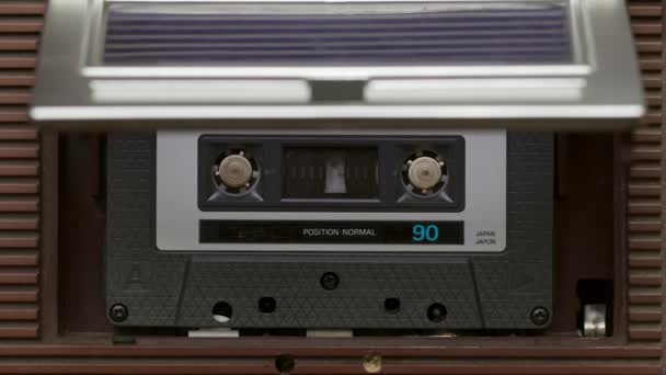 Audio Cassette Tape Oude Recorder Speelt Met Geopende Dekhoes Statisch — Stockvideo