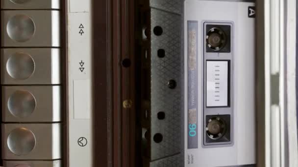レトロなテープレコーダー レコーダーにストップ イジェクト ターン パンクカセットバック垂直ビデオ — ストック動画