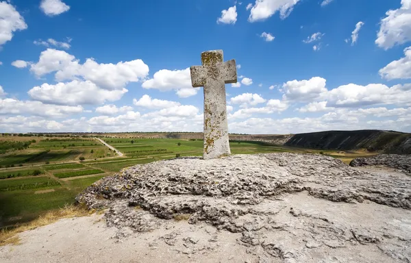 Кам'яний хрест під блакитним небом — стокове фото
