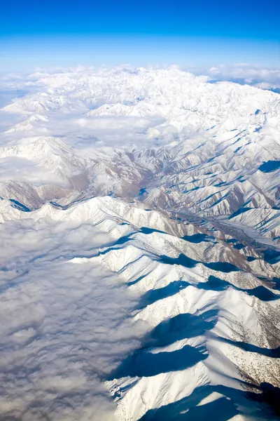 Veduta aerea delle montagne innevate — Foto Stock