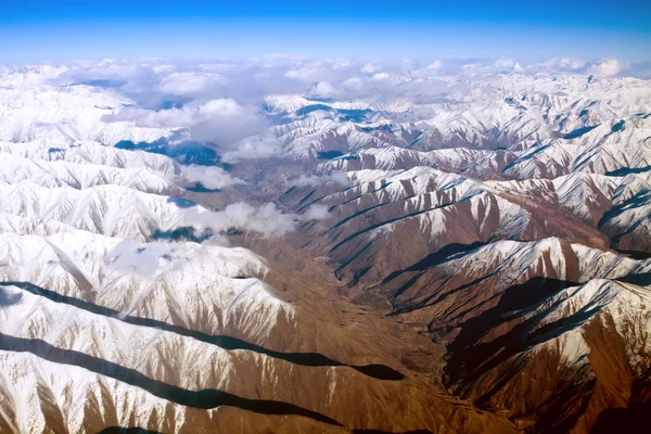 Flygfoto över snöklädda berg — Stockfoto