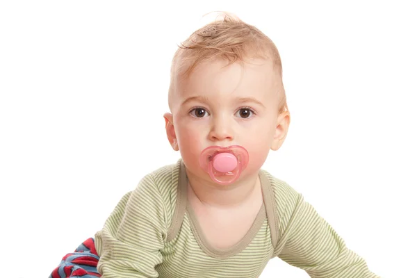 Niño inocente con el muñeco de un bebé —  Fotos de Stock