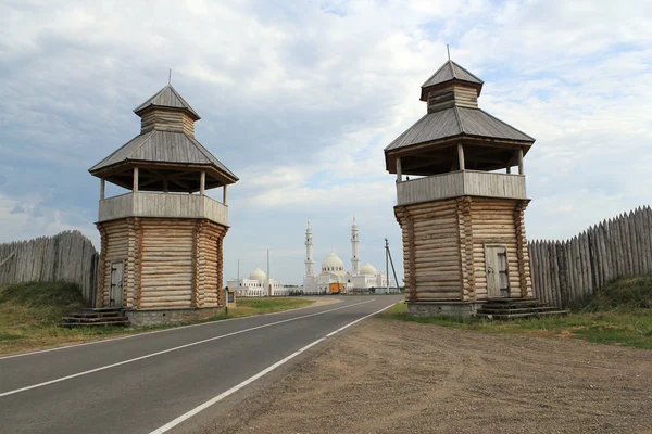 Bulgarian State Historical and Architectural Reserve. The reconstruction serfs towers gates — Stock Photo, Image