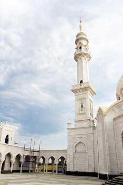 Beyaz bir caminin minaresi. Bulgar devlet Tarihi ve mimari rezerv.