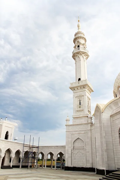 Minarett einer weißen Moschee. Bulgarischer Staat historisches und architektonisches Reservat. — Stockfoto