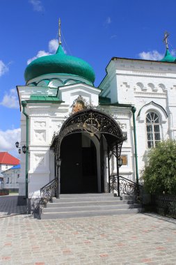 Kutsal Üçlü katedral girişinde .