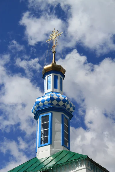 Православный крест на позолоченном купольном храме  . — стоковое фото