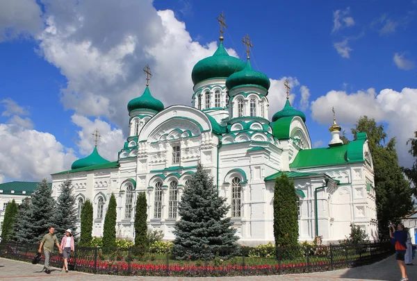 De kathedraal van de heilige drie-eenheid. het raifa bogoroditsky klooster, kazan — Stockfoto