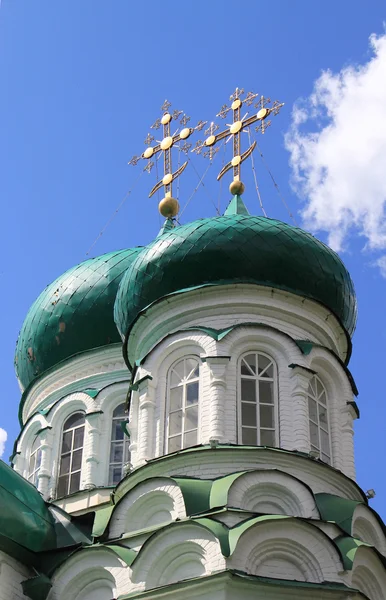 Zwei vergoldete Kreuze auf Kuppeln der Kirche. Heilige Dreifaltigkeit — Stockfoto