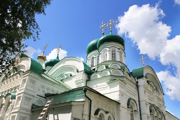 De kathedraal van de heilige drie-eenheid. het raifa bogoroditsky klooster, kazan — Stockfoto