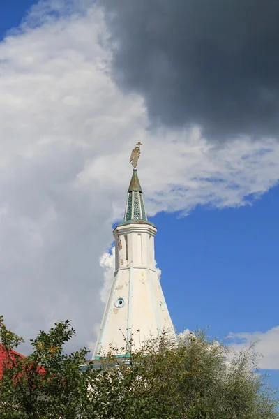 Engel op de wachttoren. het klooster raifa bogoroditsky — Stockfoto