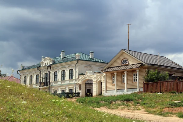 Sviyazhsk の通りで 2 軒の家. — ストック写真