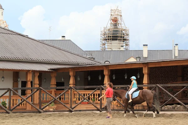 Rida en häst på den stabila gård sviyazhsk. — Stockfoto