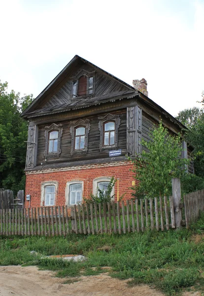 Старый кирпичный и деревянный дом в Свияжске — стоковое фото