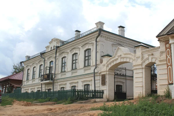 Edificio blanco de dos pisos — Foto de Stock