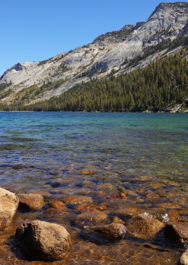 dağlar ve ormanlar ile çevrili Gölü