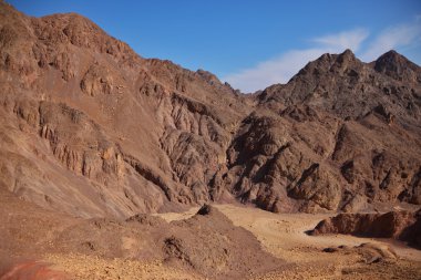 sıcak kış gününde eski dağlar