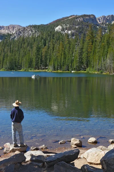 Tourist in hat, blue jeans and dark blue jacket — Stock Photo, Image