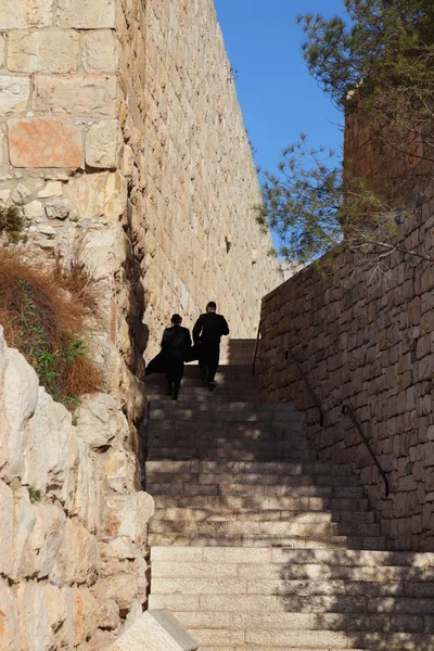 Zwei religiöse Juden hoben die Steinstufen empor — Stockfoto