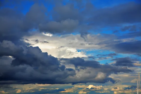 De bewolkte donker blauwe hemel — Stockfoto