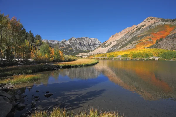 Berge spiegeln sich im See wider — Stockfoto