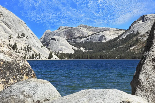 Lago azul de Tioga — Fotografia de Stock