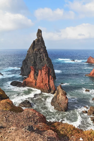 Falésias vermelhas e cinzentas brilhantes a leste da ilha — Fotografia de Stock