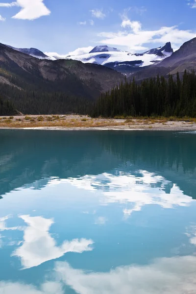 Silencioso lago de montaña con el agua fría , — Foto de Stock