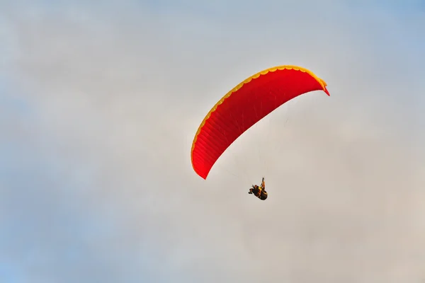 Un magnifico paracadute nel cielo nuvoloso — Foto Stock