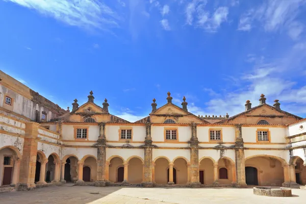 The courtyard, surrounded by a fine building — Stock Photo, Image