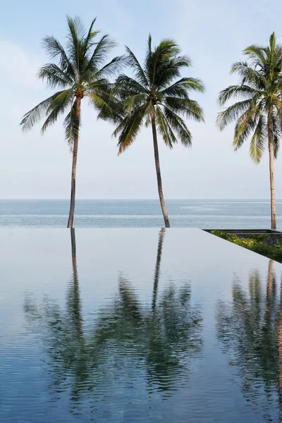 The swimming pool built on the beach — Stock Photo, Image