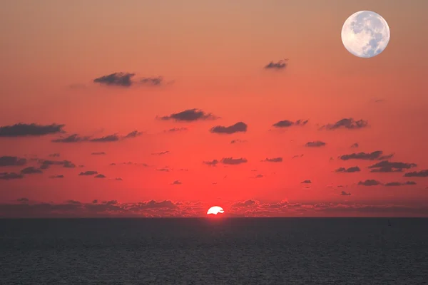 At the same time see the sun and the moon — Stock Photo, Image